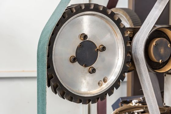 satın al Otomatik Pozisyon Dengelemeli Robotik Metal Çapak Alma Makinesi Çevrimiçi üretim